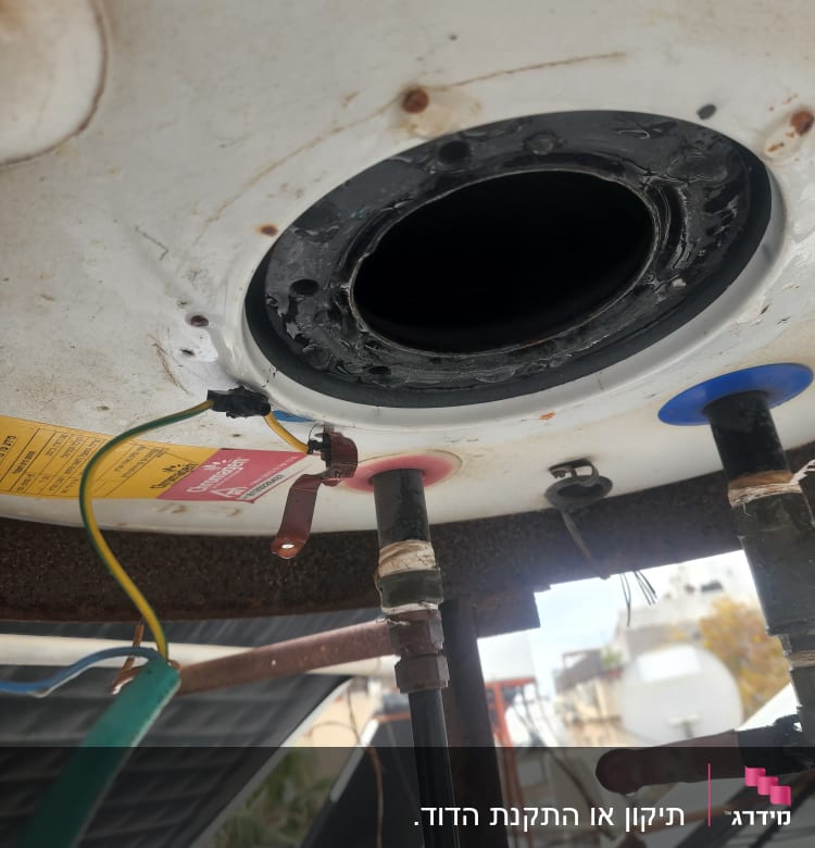 חלק תחתון של דוד שמש עם חיבורים וצינורות